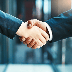 Apretón de manos simbolizando los beneficios del PFBEC®: certificación oficial, formación práctica, mejor empleabilidad, flexibilidad de aprendizaje y alianzas estratégicas.