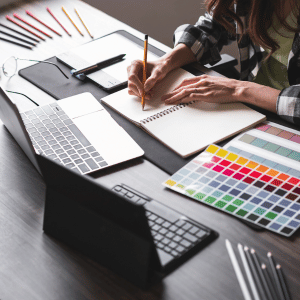 Profesional diseñando un currículo formativo con metodologías innovadoras para garantizar un aprendizaje efectivo.