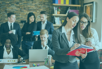 Grupo de profesionales en administración analizando estrategias empresariales, representando el Doctorado en Administración en CONAEC.