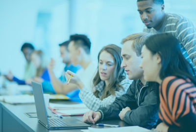 Grupo de estudiantes e investigadores colaborando en el análisis de datos y metodologías educativas, representando el Doctorado en Metodología de las Ciencias Sociales del Aprendizaje en CONAEC.