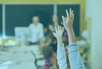 Estudiantes levantando la mano en el aula, representando el aprendizaje activo en la Licenciatura en Pedagogía de CONAEC.