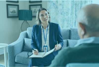 Trabajadora social conversando con un adulto mayor, representando la importancia del Trabajo Social y Gestión Comunitaria en CONAEC.