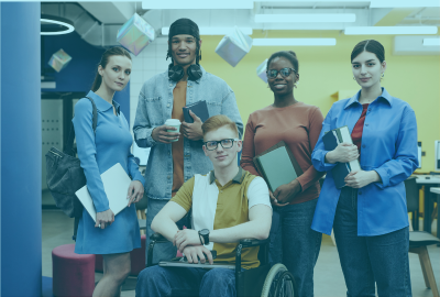 Grupo diverso de estudiantes en un entorno educativo inclusivo, representando la Maestría en Educación Inclusiva en CONAEC.