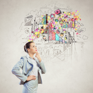 Mujer analizando estrategias didácticas innovadoras para la planificación de la enseñanza y aprendizaje basado en competencias.